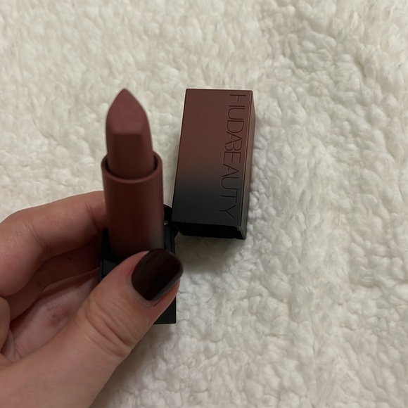 Huda Beauty Matte Lipstick in Interview - Picture 2 of 6